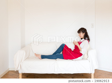 採取一杯咖啡的主婦在屋子裡 19062913