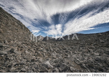 Landscape in the Sierra Nevada Mountains 19063282