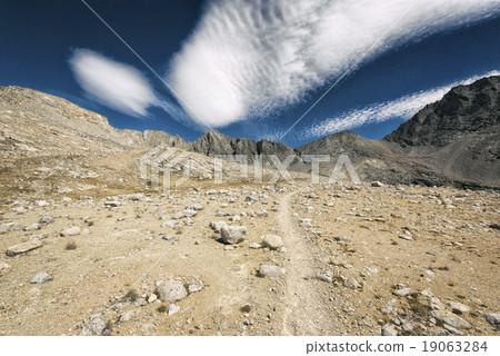Hiking trail in the Sierra Nevada Mountains 19063284