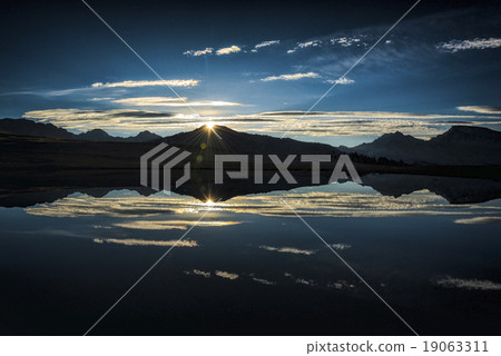 Landscape in the Sierra Nevada Mountains Landscape in the Sierra Nevada Mountains 19063311