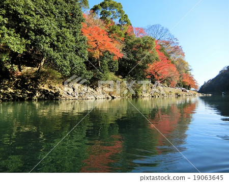 秋葉水的表面上 秋葉水的表面上 19063645