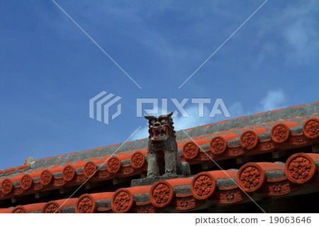 紅瓦屋頂和shisa 紅瓦屋頂和shisa 19063646