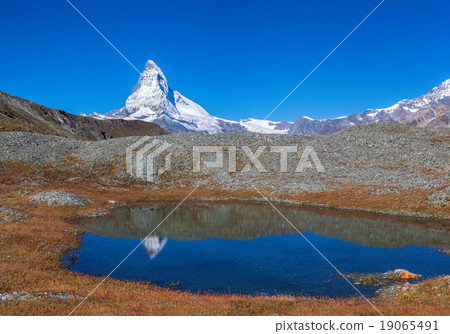 Matterhorn with lake in Swiss Alps 19065491