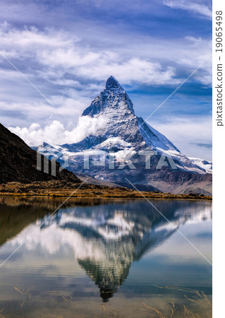 Matterhorn with lake in Swiss Alps 19065498