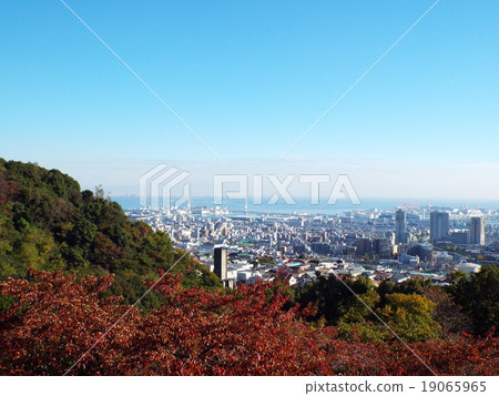 與海,山和秋葉的風景 與海,山和秋葉的風景 19065965