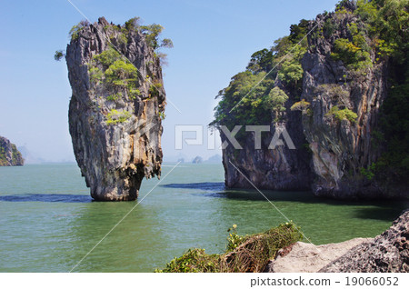 泰國普吉島攀牙灣的一塊岩石,曾被用作《金槍客》的拍攝地 泰國普吉島攀牙灣的一塊岩石,曾被用作《金槍客》的拍攝地 19066052