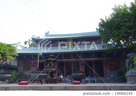 China Shenzhen Nanzan Aka Mausoleum of the Red Bay, "Red Bay Temple Palace" Main Hall Overlooking the main shrine Mausoleum of the ocean shrine Mausoleum and the God of the fishery China Shenzhen Nanzan Aka Mausoleum of the Red Bay, "Red Bay Temple Palace" Main Hall Overlooking the main shrine Mausoleum of the ocean shrine Mausoleum and the God of the fishery 19066245