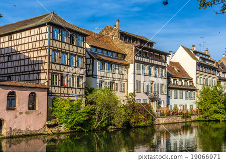 Buildings over the Ill river in Strasbourg 19066971