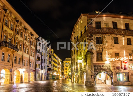 The city center of Innsbruck on Christmas 19067397