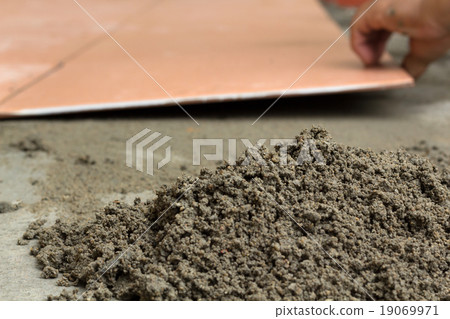 A plasterer is tiling at home A plasterer is tiling at home 19069971