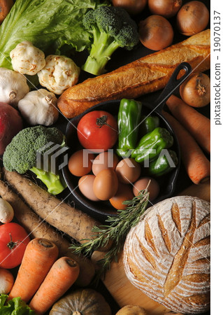 A group image of vegetables and bread 19070137