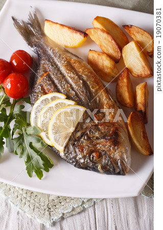 Grilled dorado with fried potatoes and lemon Grilled dorado with fried potatoes and lemon 19070381