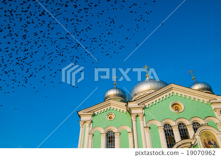 Crows above Holy Trinity Cathedral. Diveevo.Russia 19070962