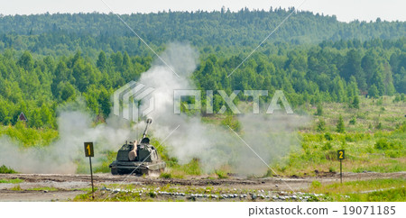 Shooting of 152 mm howitzer 2S19 Msta-S. Russia 19071185