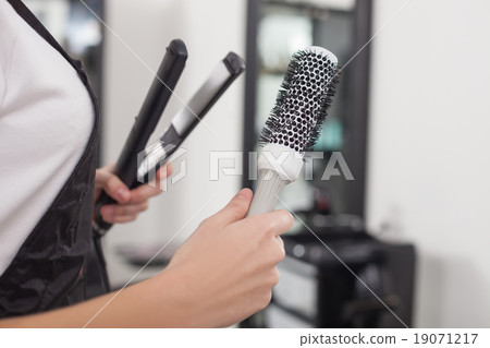 Cheerful female hairstylist is working in beauty 19071217