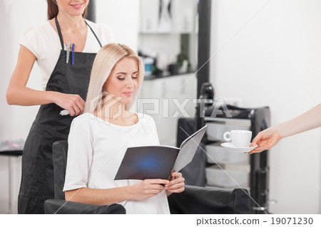 Attractive young woman is attending beauty salon 19071230