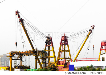 crane in the construction site 19072096