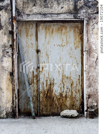 The Old Door with Cracked Background 19072104