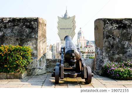 Old cannon and new casino building, Macau 19072155