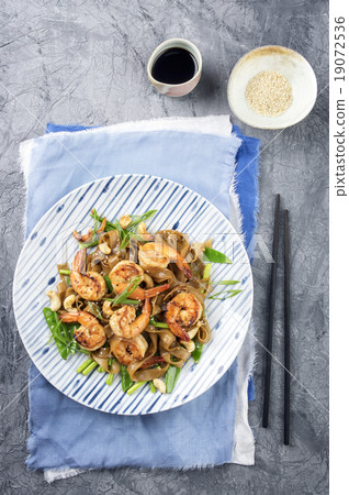 Kingprawns with Rice Noodles and Vegetable on Plat Kingprawns with Rice Noodles and Vegetable on Plat 19072536