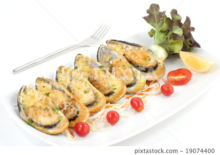 Grilled mussels with cheese and cherry tomatoes 19074400