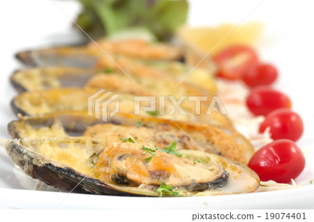Grilled mussels with cheese and cherry tomatoes 19074401