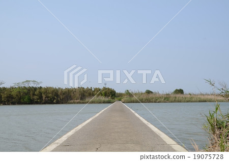 這是一條路還是一座橋? 這是一條路還是一座橋? 19075728