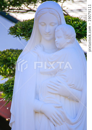 母親的大象擁抱我們的夫人瑪麗亞的形象 19079111