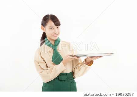 工作在咖啡館的一個逗人喜愛的女孩 工作在咖啡館的一個逗人喜愛的女孩 19080297