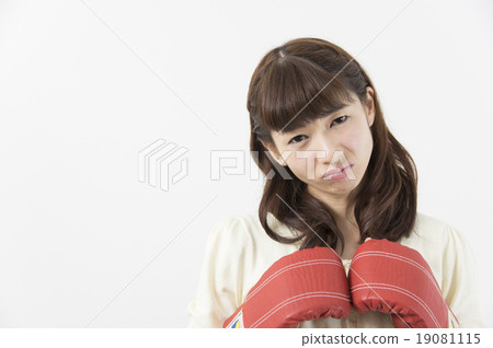 A lady who is lying down 19081115