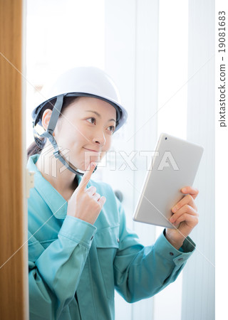 建築訪問女性平板電腦 19081683