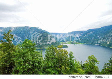 Scenic landscape view of Hallstatt, Austria Scenic landscape view of Hallstatt, Austria 19082297