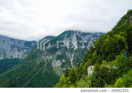 Scenic landscape view of Hallstatt, Austria 19082301