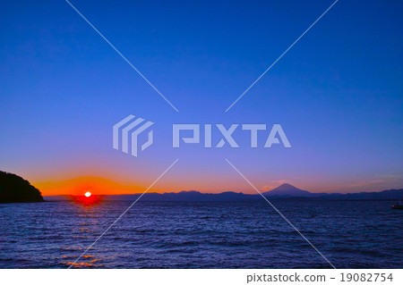 Sunset seen from Enoshima Ohashi and Mt. Fuji Sunset seen from Enoshima Ohashi and Mt. Fuji 19082754