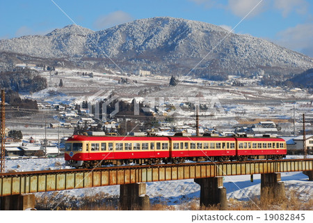 Going down the snowy nocturnal iron bridge Nagano Electric Railroad railroad train 2000 series Going down the snowy nocturnal iron bridge Nagano Electric Railroad railroad train 2000 series 19082845