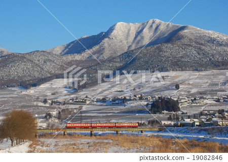 Nagano Dentetsu 2000 series going at the foot of Takashiyama 19082846