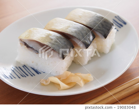 Mackerel sushi 19083048