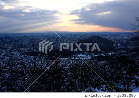 從三角山看到的早晨太陽照亮的札幌的冬天風景 19083890