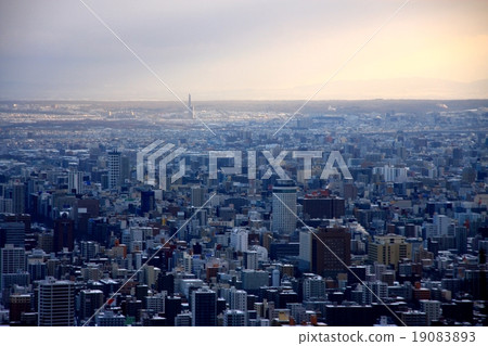 從三角山看到的早晨太陽照亮的札幌的冬天風景 19083893