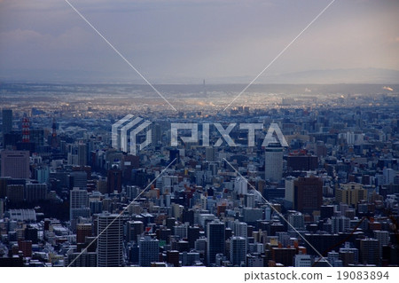 從三角山看到的早晨太陽照亮的札幌的冬天風景 19083894