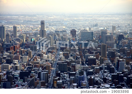 從三角山看到的早晨太陽照亮的札幌的冬天風景 19083898