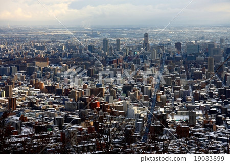 從三角山看到的早晨太陽照亮的札幌的冬天風景 19083899