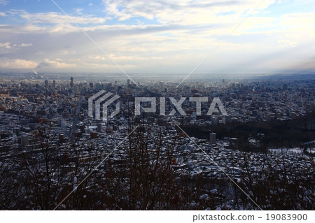 從三角山看到的早晨太陽照亮的札幌的冬天風景 19083900