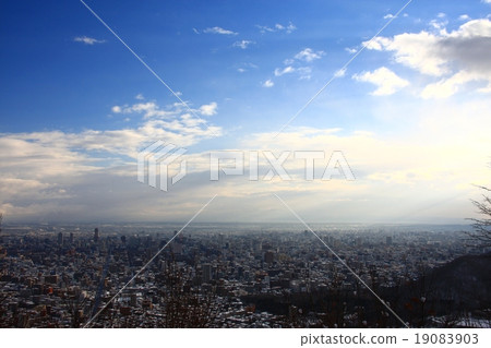從三角山看到的早晨太陽照亮的札幌的冬天風景 19083903