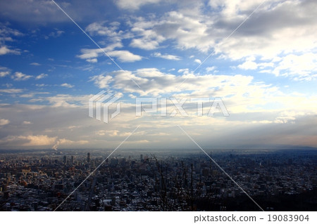 從三角山看到的早晨太陽照亮的札幌的冬天風景 19083904