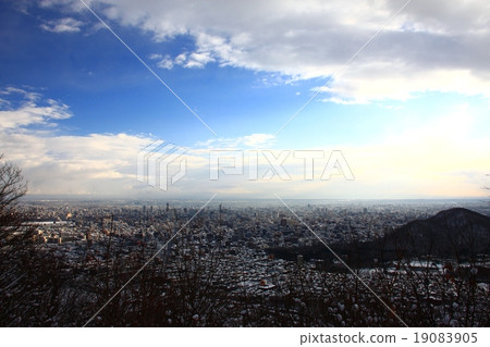 從三角山看到的早晨太陽照亮的札幌的冬天風景 19083905