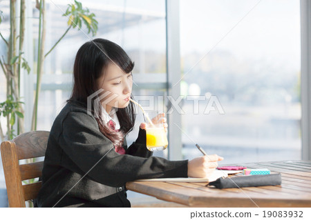 School girls studying at the cafe after school 19083932
