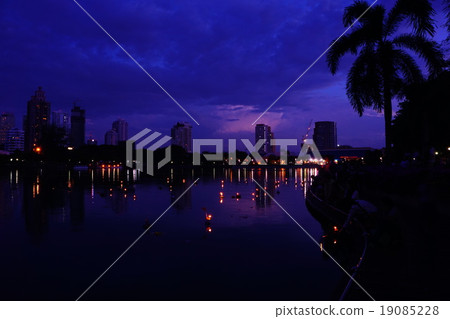 Loy Krathong at Benjakitti Park (Benjakiti Park Loy Kraton) Loy Krathong at Benjakitti Park (Benjakiti Park Loy Kraton) 19085228