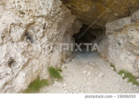 Tunnel in stone 19086050