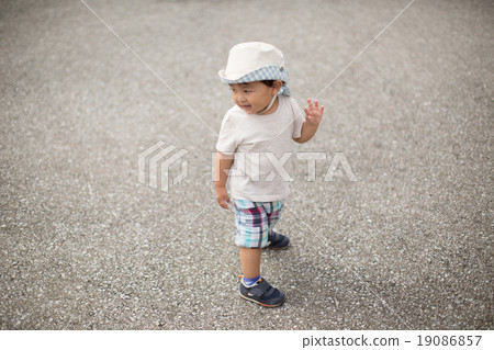 2-years-old, younger, walk 19086857